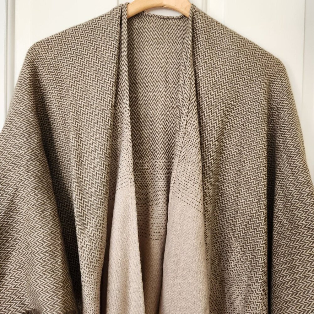 Massini Ombre Ruana One Size Beige Taupe Wrap Shawl Fall Winter Boho Prairie - Picture 4 of 11